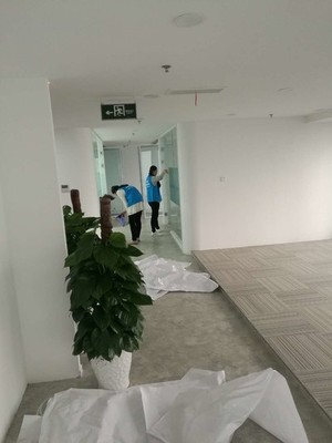 新通教育办公室玻璃隔断贴膜效果
